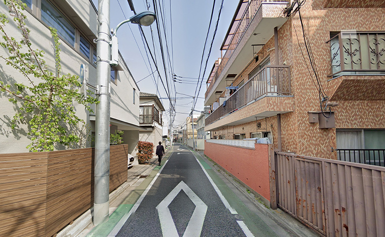 写真：マンション沿いの風景